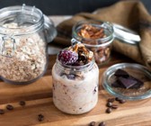 Overnight-Oats mit Kaffee und Brombeeren