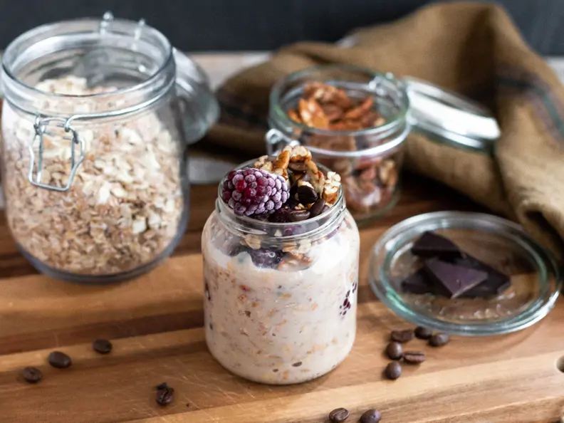 Overnight-Oats mit Kaffee und Brombeeren