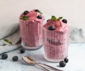 Beeren-Nicecream mit Minze