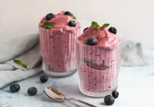 Beeren-Nicecream mit Minze