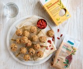 Hirse-Energie-Bällchen mit Gojibeeren und Schokodrops