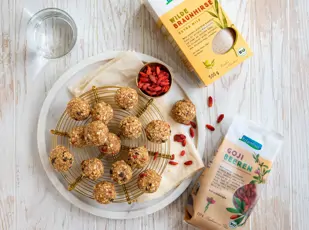 Hirse-Energie-Bällchen mit Gojibeeren und Schokodrops