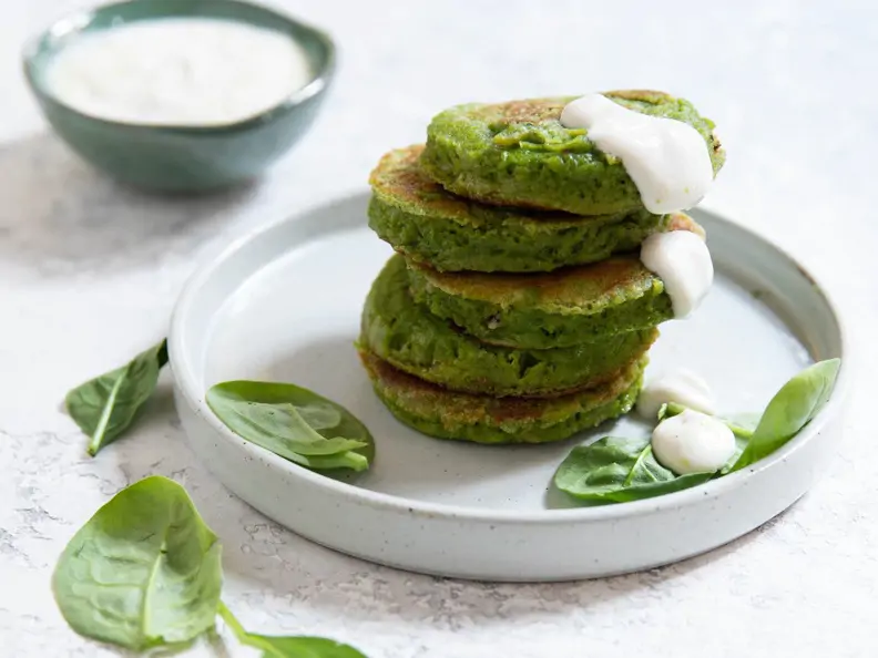 Spinat-Pancakes mit Zitronenjoghurt