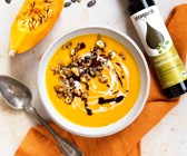 Kürbis-Sanddorn-Suppe mit Kürbiskernöl und kernigem Topping