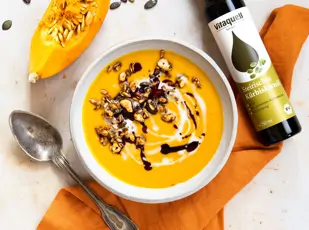 Kürbis Sanddornsuppe mit Kürbiskernöl und kernigem Topping