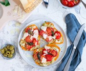 Süßkartoffel-Crostini mit grüner Oliven-Grana-Padano-Paste