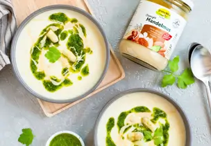 Cremige Spargel-Kartoffel-Suppe mit Mandelmus und Petersilien-Zitronen-Öl