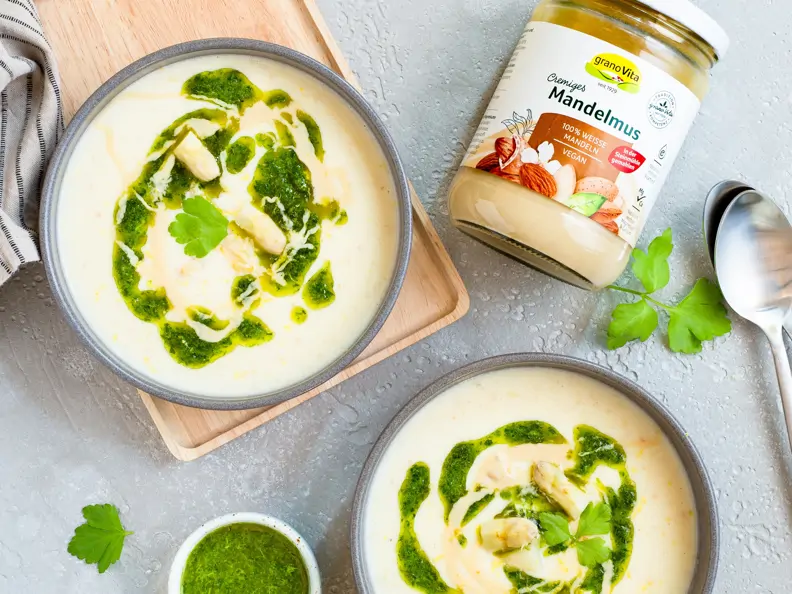 Cremige Spargel-Kartoffel-Suppe mit Mandelmus und Petersilien-Zitronen-Öl