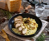 Hähnchenbrust mit Grana-Padano-Kruste, Lauch und Kartoffelpüree