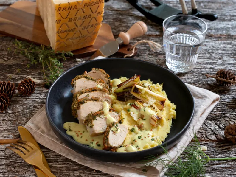 Hähnchenbrust mit Grana-Padano-Kruste, Lauch und Kartoffelpüree