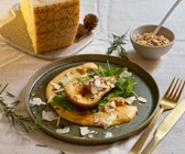 Grana-Padano-Hummus mit Rucola, gerösteter Honigbirne und gerösteten Mandeln