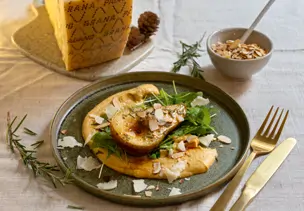 Grana-Padano-Hummus mit Rucola, gerösteter Honigbirne und gerösteten Mandeln