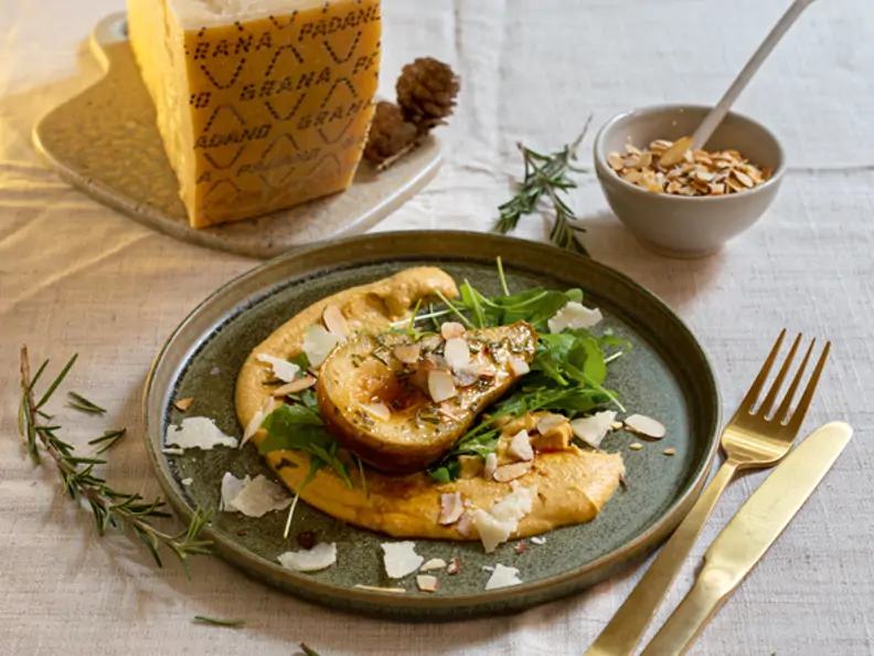 Grana-Padano-Hummus mit Rucola, gerösteter Honigbirne und gerösteten Mandeln