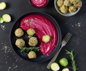 Panierter Rosenkohl mit Rote-Bete-Hummus