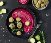 Panierter Rosenkohl mit Rote Bete Hummus