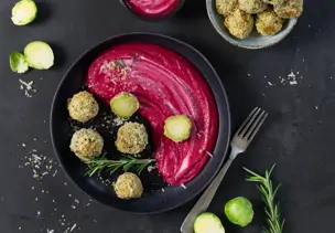 Panierter Rosenkohl mit Rote Bete Hummus