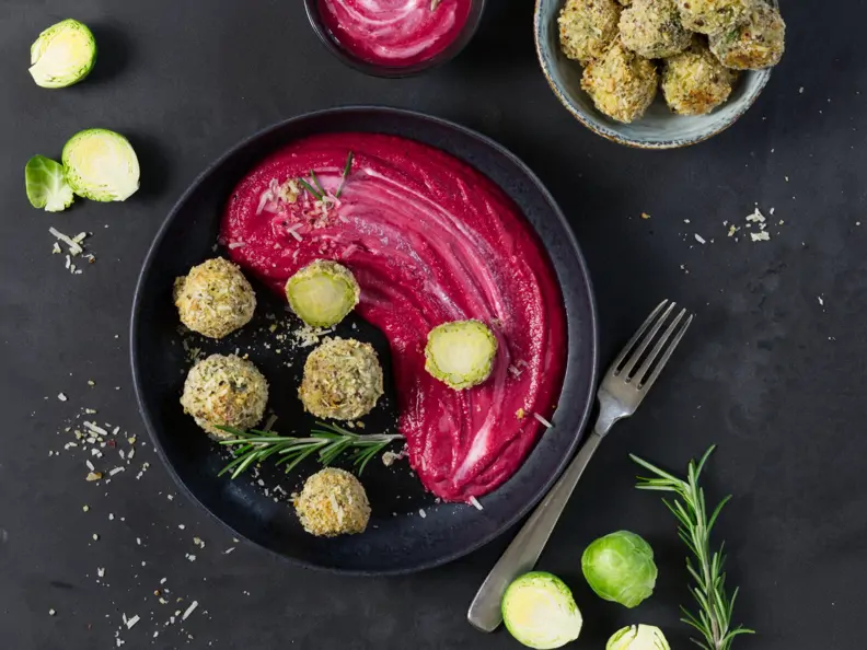 Panierter Rosenkohl mit Rote Bete Hummus