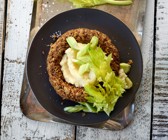 Schwarzbrotpudding mit Sellerie-Zweierlei
