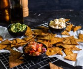 Vollkorn-Tortilla-Chips mit Dips