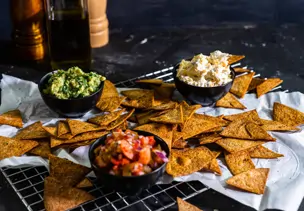 Vollkorn-Tortilla-Chips mit Dips