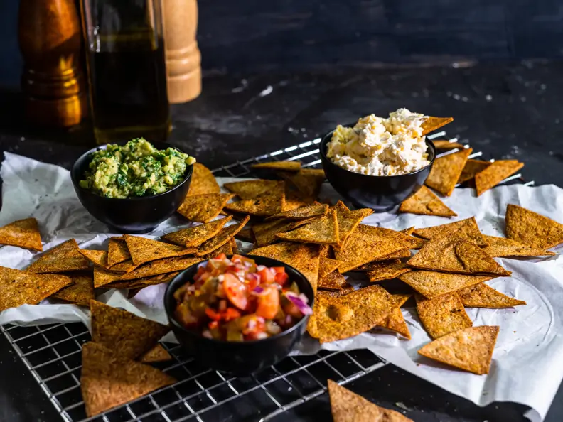 Vollkorn-Tortilla-Chips mit Dips