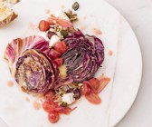Gebratener Radicchiosalat mit blauen Essigtrauben