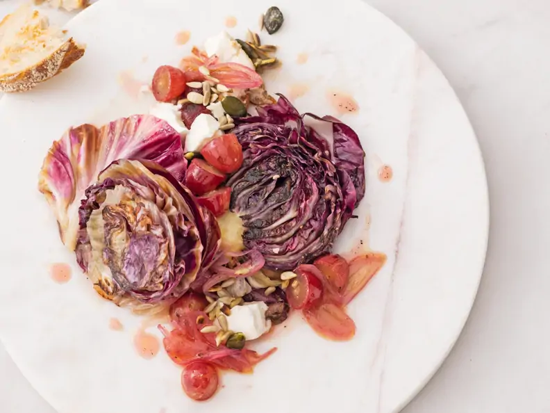 Gebratener Radicchiosalat mit blauen Essigtrauben