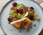 Avocado-Kirsch-Salat mit gebratenem Schafskäse