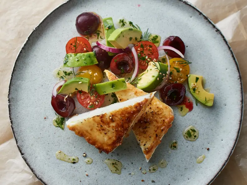 Avocado-Kirsch-Salat mit gebratenem Schafskäse