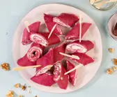 Rote-Bete-Crêpe-Röllchen mit Ziegenfrischkäse-Dattel-Füllung