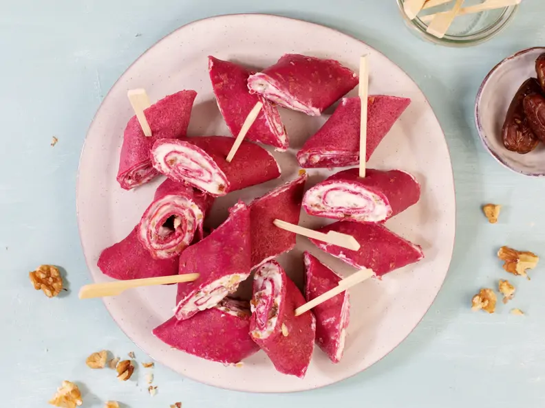 Rote-Bete-Crêpe-Röllchen mit Ziegenfrischkäse-Dattel-Füllung