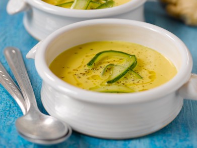 Lecker-leichtes Frühlingssüppchen. Foto: DK Verlag/Maike Jessen