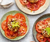 Gemüse-Tatar mit Quinoa auf Tomaten und Paranüssen