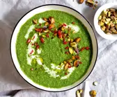 Grünkohlsuppe mit Kokos, Chili und Pistazien