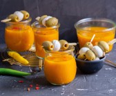 Scharfes Kürbissüppchen mit Oliven-Mozzarella-Spießen