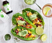 Salat-Tacos gefüllt mit Bohnen, Mais, Tomaten und Avocado-Omega-3-Dip