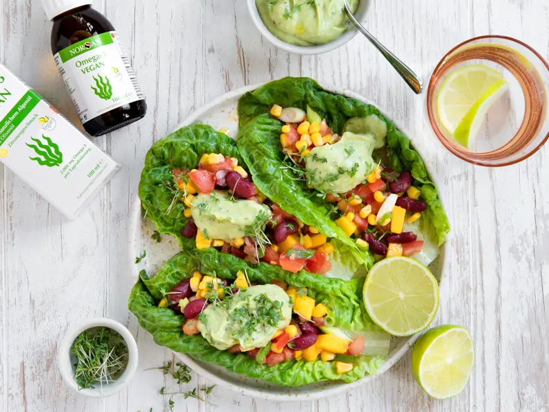 Salat-Tacos gefüllt mit Bohnen, Mais, Tomaten und Avocado-Omega-3-Dip