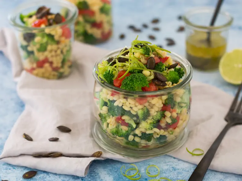 Graupensalat mit Brokkoli und Tomate