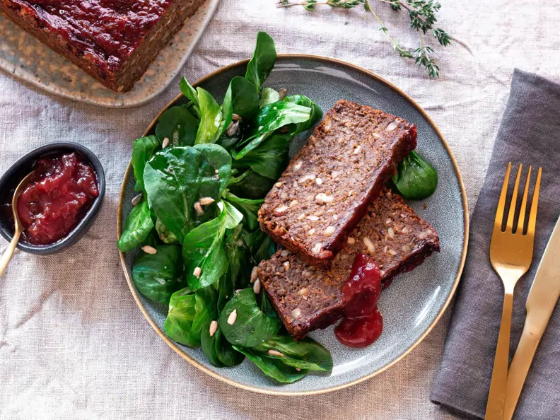 Veganer Nussbraten mit Pflaumenglasur