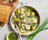 Kräuter-Kartoffelsalat mit Ei und Grana-Padano-Pesto