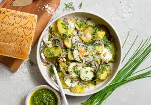 Kräuter-Kartoffelsalat mit Ei und Grana-Padano-Pesto