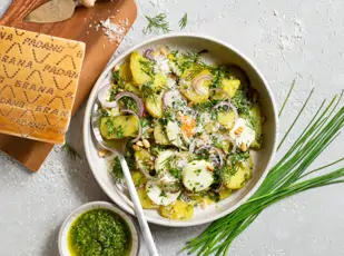 Kräuter-Kartoffelsalat mit Ei und Grana-Padano-Pesto