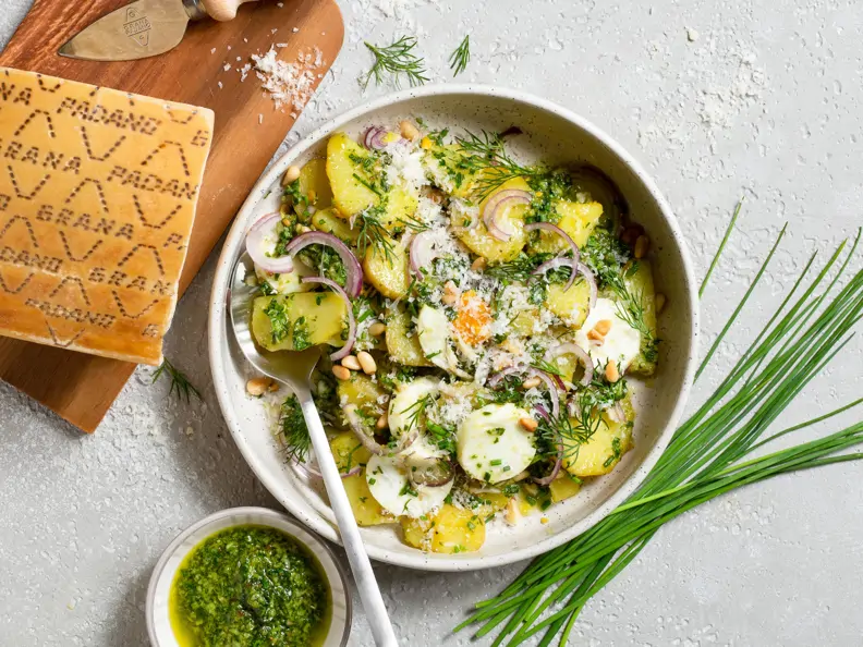 Kräuter-Kartoffelsalat mit Ei und Grana-Padano-Pesto