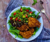 Erdbeer-Avocado-Salat mit Hähnchen-Nuggets