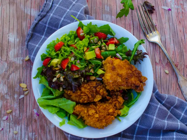 Erdbeer-Avocado-Salat mit Hähnchen-Nuggets