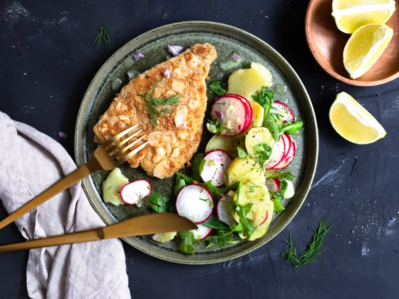 Backfisch in Mandelpanade mit Kartoffel-Radieschen-Salat