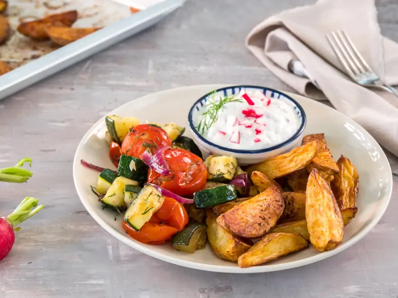 Zucchinisalat mit Ofenkartoffeln