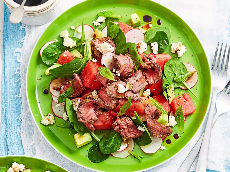 Spinat-Wassermelonen-Salat mit Rindfleisch