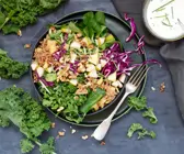 Bunte Immunbooster-Buddha-Bowl in dunkler Schale