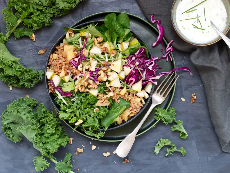 Bunte Immunbooster-Buddha-Bowl in dunkler Schale